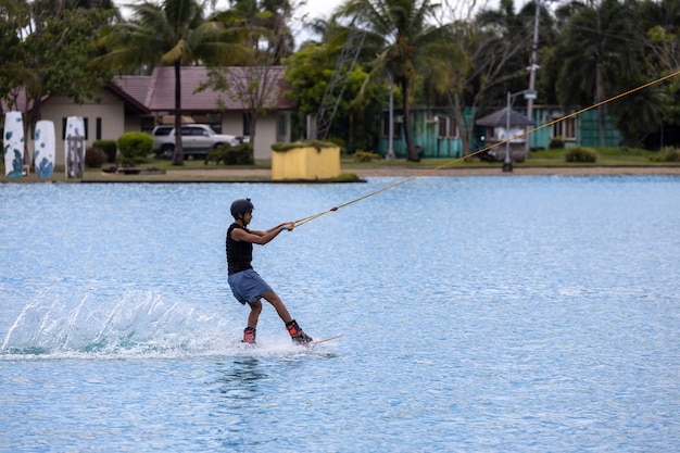 Foto um tipo a fazer wakeboard num lago artificial.