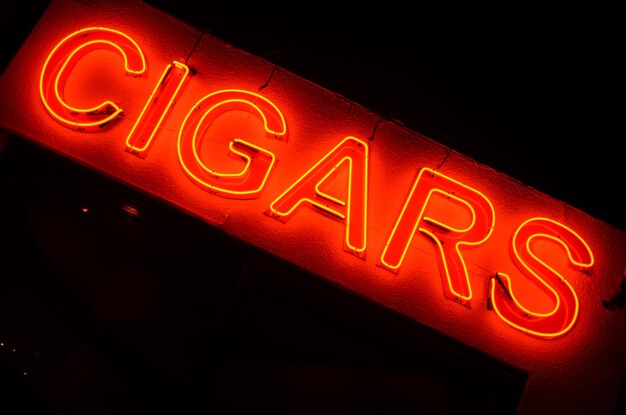 Um tiro de ângulo holandês de uma sinalização de luz neon quotCIGARSquot