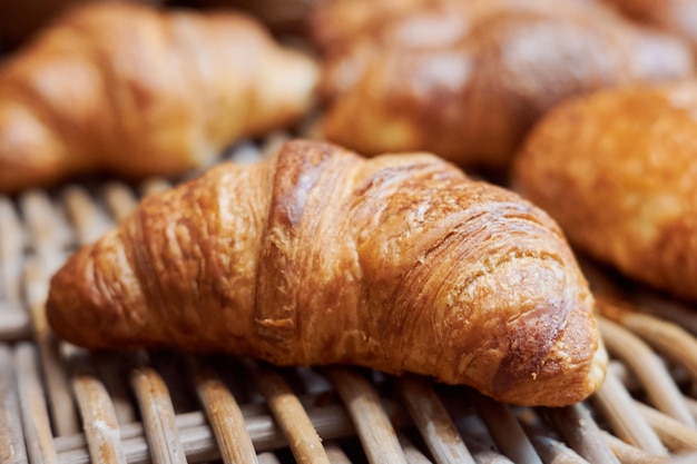 Um tiro de close-up de croissants frescos