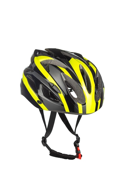 Um tiro de estúdio de um capacete preto e amarelo para ciclista isolado no fundo branco