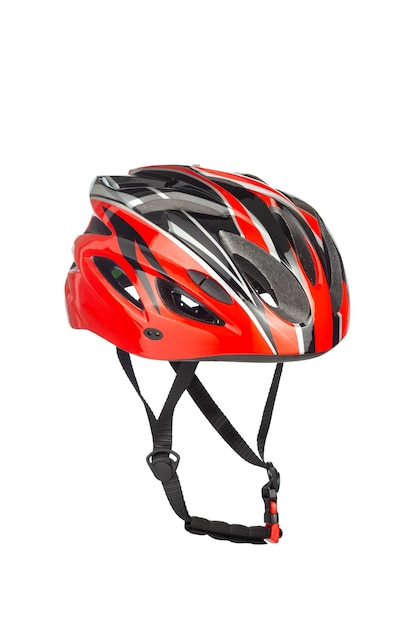 Um tiro de estúdio de um capacete preto e vermelho para ciclista isolado no fundo branco