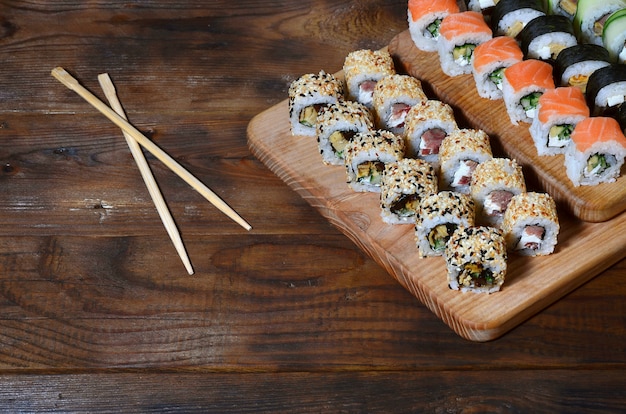 Um tiro detalhado de um conjunto de rolos de sushi japoneses e um dispositivo para seus pauzinhos de uso