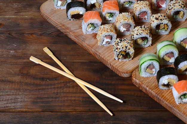 Um tiro detalhado de um conjunto de rolos de sushi japoneses e um dispositivo para seus pauzinhos de uso