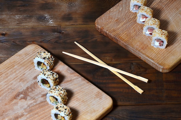 Um tiro detalhado de um conjunto de rolos de sushi japoneses e um dispositivo para seus pauzinhos de uso