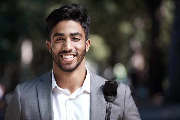 Um tiro profissional dedicado de um jovem empresário em pé na cidade