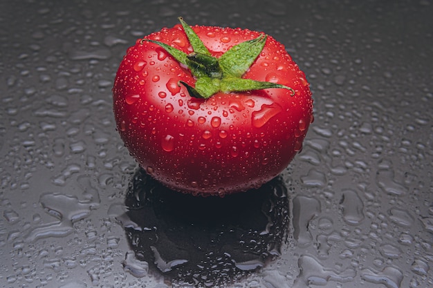 Foto um tomate com gotas de água