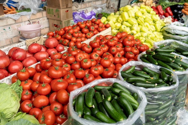 Um tomate e pepino em uma exibição