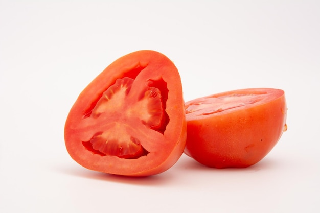 um tomate vermelho com a palavra "tomate".