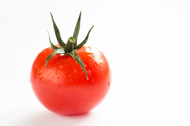 Um tomate vermelho em um fundo branco