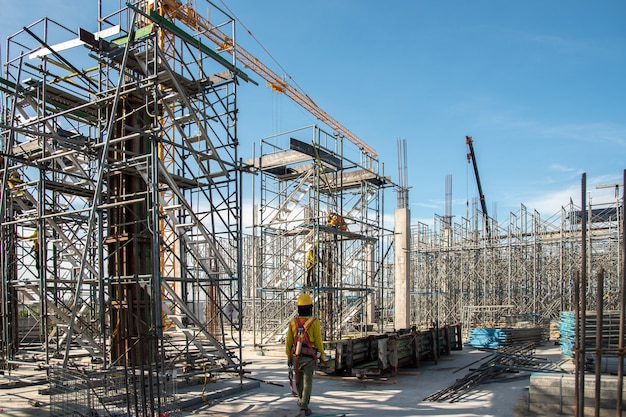 Foto um trabalhador da construção civil no canteiro de obras