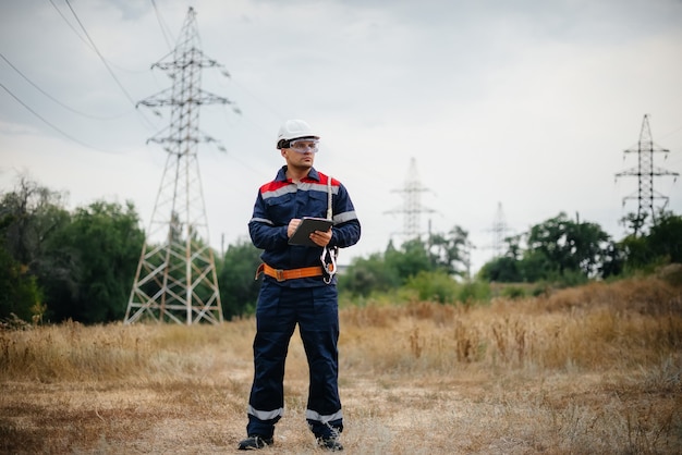 Um trabalhador de energia inspeciona linhas de energia. Energia.