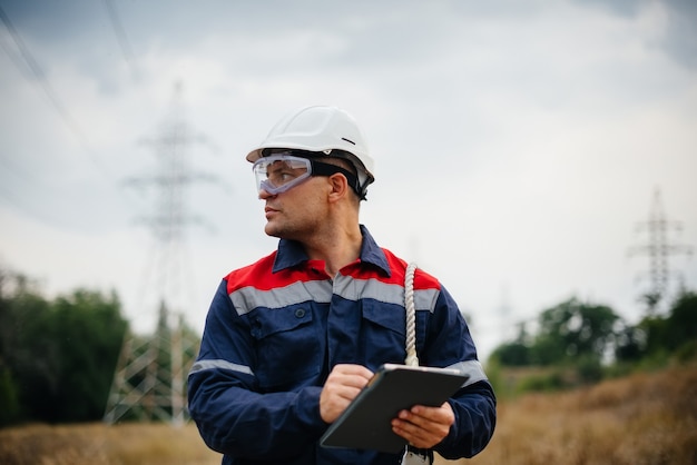 Um trabalhador de energia inspeciona linhas de energia. Energia.