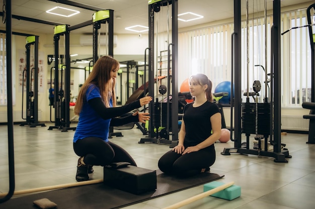 Um trabalhador de fisioterapia de reabilitação moderna com uma cliente feminina