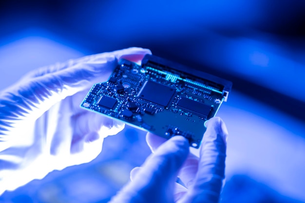 um trabalhador de laboratório segurando um novo chip digital de IA de placa de circuito