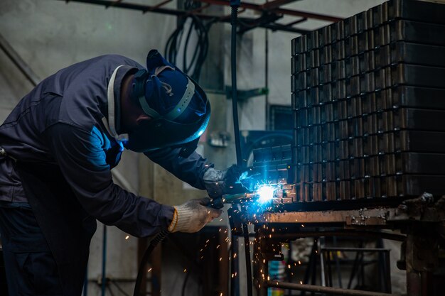 Um trabalhador de soldagem de aço, segurança no trabalho