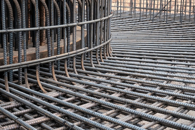 Um trabalho de fundação de barras de aço reforçado