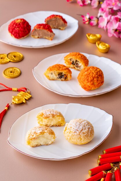 Um tradicional sopro de queijo de massa de choux salgado francês em chapa branca com decoração CNY