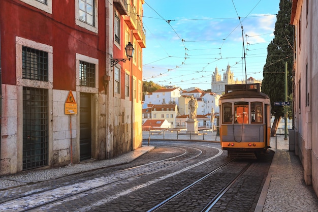 Um transporte tradicional velho do bonde no centro da cidade de Lisboa, Portugal.