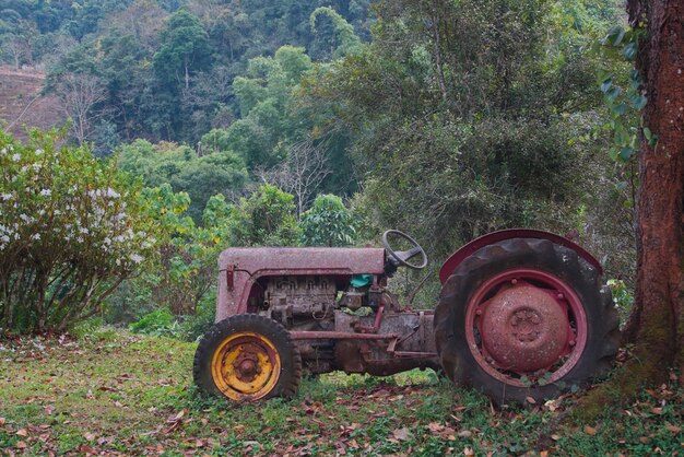 Um trator abandonado em um campo agrícola verde