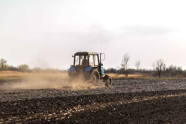 Um trator ara um campo para semear