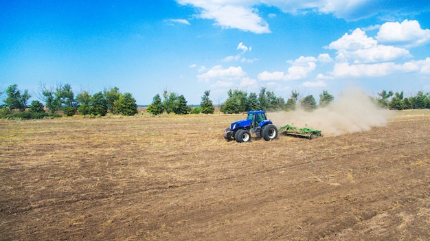 Um trator que ara e semeia no campo