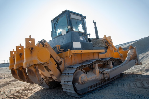 Um trator trabalhando em uma área de construção industrial