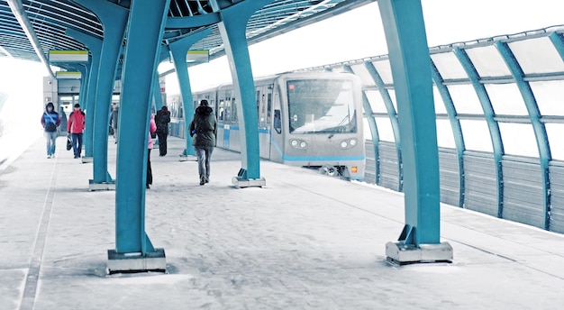 Um trem é puxado para uma estação na neve.