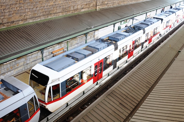 Um trem está nos trilhos em uma estação.