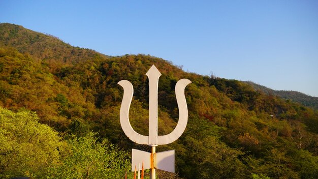 Foto um tridente com montanhas de fundo