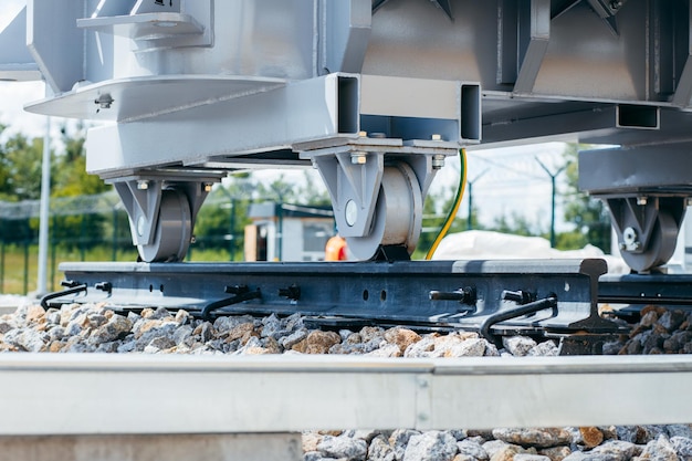 Foto um trilho de trem com uma grande peça de metal com a palavra aço.