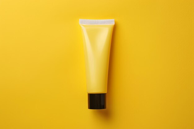 Um tubo de maquiagem amarela senta-se em um fundo amarelo