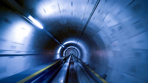 Foto um túnel para trens no aeroporto de zurique, velocidade e conceito de tecnologia