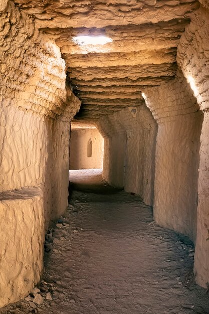Um túnel subterrâneo em uma estrutura antiga.