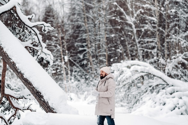 Um turista caminha em uma floresta coberta de neve. Floresta de inverno em Estonia.Journey pela floresta de inverno.