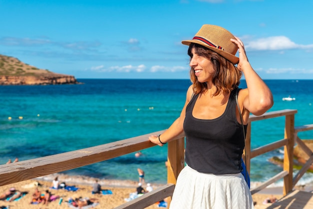 Um turista de férias na praia de Cala Comte, na ilha de Ibiza Sunset Balearic