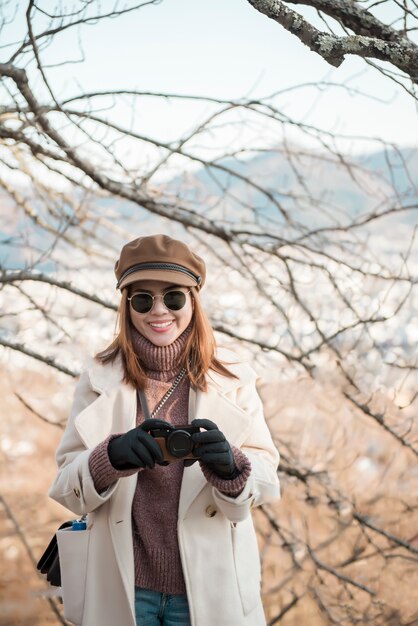 Um turista de mulher bonita no Japão