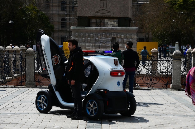 Um turista fica perto de um carro da polícia turística em Istambul, 11 de abril de 2022, Istambul, Turquia