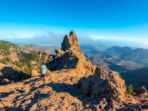 Foto um turista no pico de las nieves, em gran canária, ilhas canárias