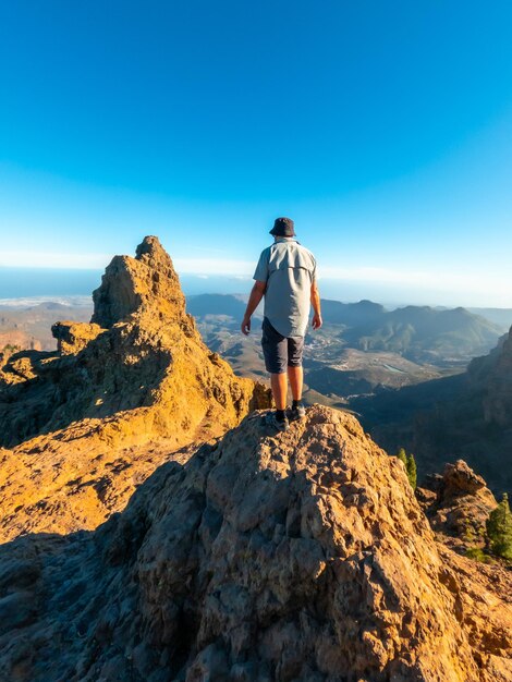 Um turista no topo do Pico de las Nieves, em Gran Canária, Ilhas Canárias