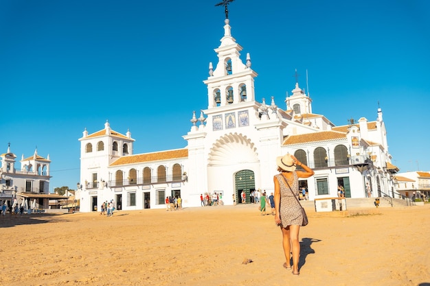 Um turista que visita o santuário de rocio no festival de rocio huelva andaluzia