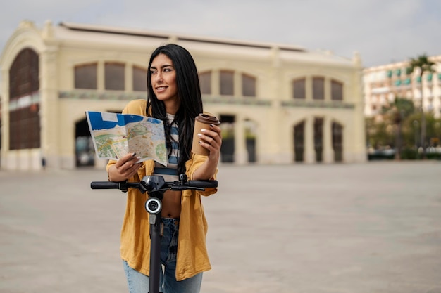 Um turista urbano está segurando um mapa e desfrutando de passeios turísticos