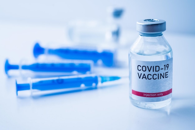 Um único frasco de vacina Covid19 Conceito médico vacinação tratamento de injeção hipodérmica Vacina e injeção de seringa