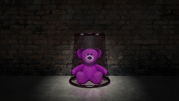 Um ursinho de pelúcia roxo está sentado em uma lata de lixo em um quarto escuro.