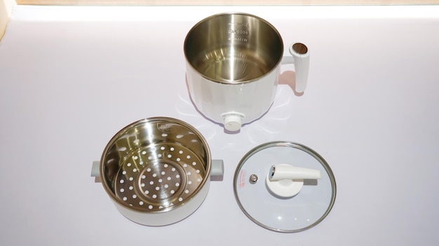 Um vaporizador elétrico branco é um utensílio de cozinha usado para cozinhar alimentos