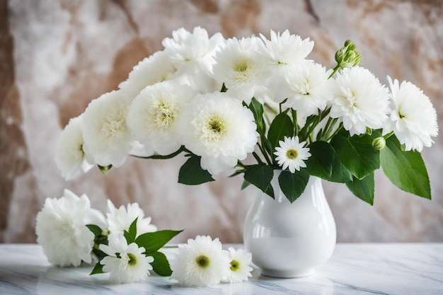 um vaso branco com flores brancas e folhas verdes na frente de um fundo marrom