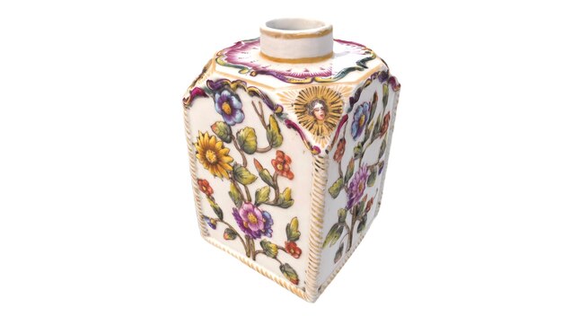 Um vaso com flores é feito pelo artista.
