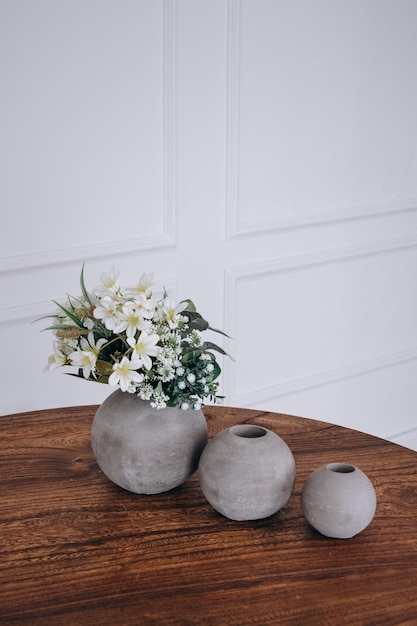 Um vaso com flores está sobre uma mesa.