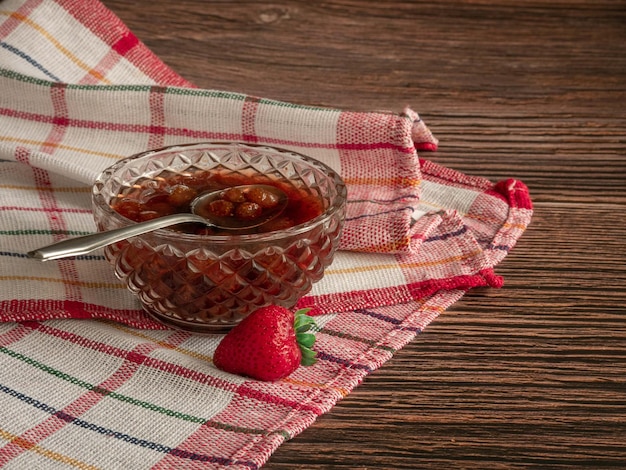 Um vaso com geléia de morango e frutas frescas vista superior Festa do chá