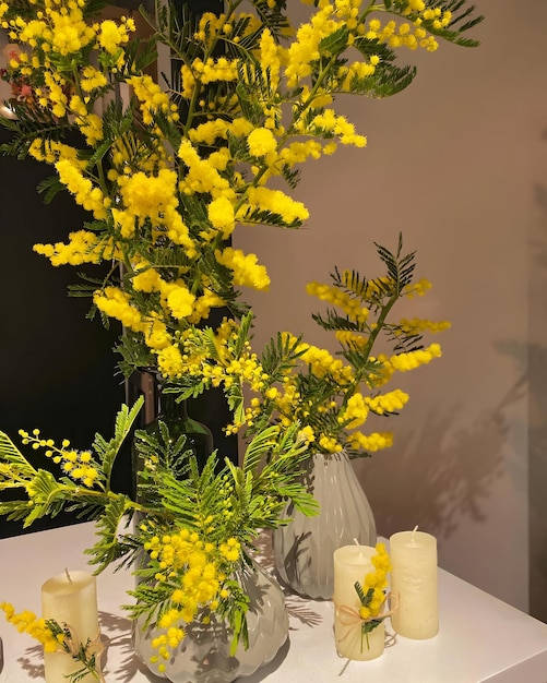 Foto um vaso de flores amarelas com um vaso de flores amarelas em uma mesa
