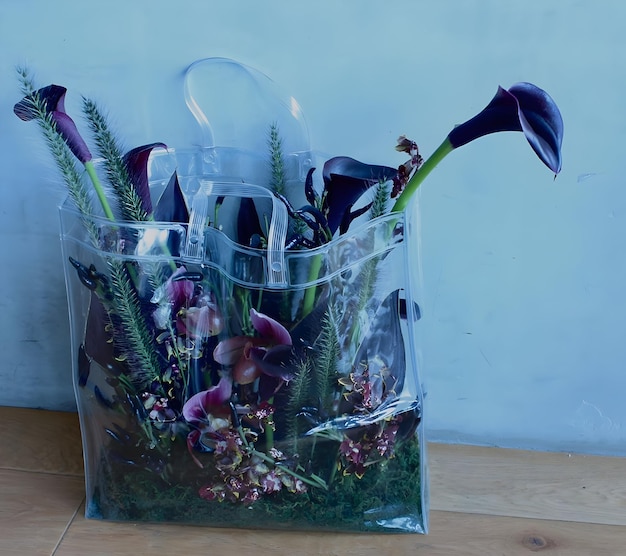 um vaso de vidro claro com flores dentro dele